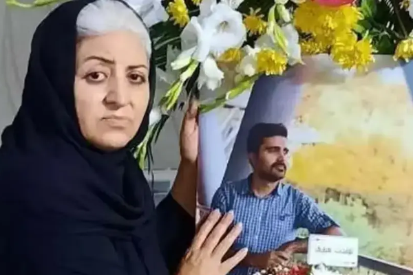 تدهور الحالة الصحية لوالدة أحد ضحايا احتجاجات إيران.. بعد إضرابها عن الطعام في السجن