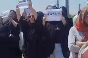 تجمع خانوادههای محکومان به اعدام همزمان با هفتمین روز اعتصاب غذای زندانیان قزلحصار
