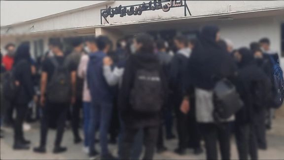 تحصنها در دانشگاهها ادامه دارد؛ دانشجویان بار دیگر تفکیک جنسیتی در برخی سلفها را شکستند