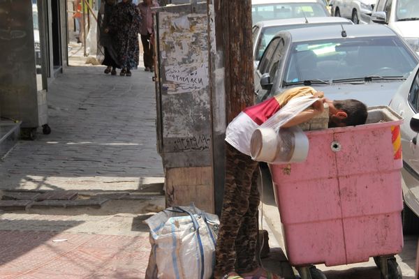 "أسوشييتد برس": الفقر أصبح جزءًا واضحًا من الحياة اليومية في إيران