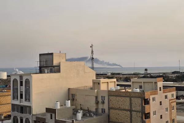 تزامنًا مع الحرب وخشية اندلاع احتجاجات جديدة.. تشديد الأجواء الأمنية في المدن الإيرانية