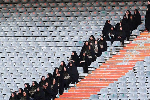 روبرت مالي يثير ضجة بعد تهنئته الإيرانيات بحضور مباريات كرة القدم