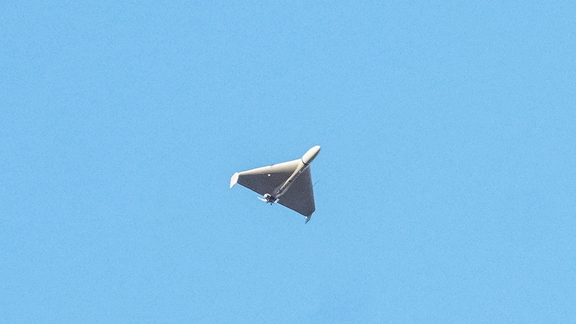 قناة إسرائيلية: إيران ترسل مُسيّرة أخرى إلى "أبراهام لينكولن" الأميركية بعد إسقاط الأولى