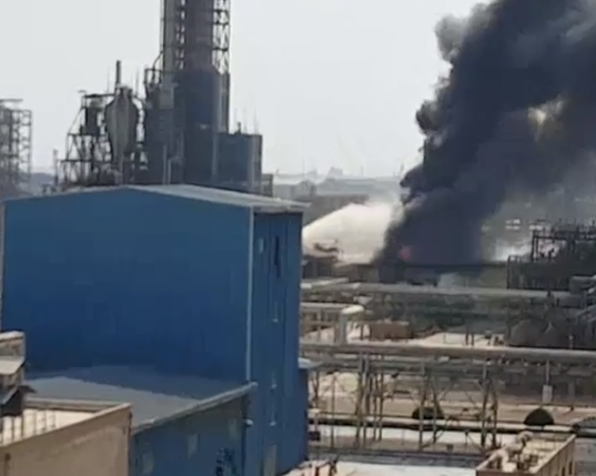 فرماندار ماهشهر از وقوع آتشسوزی در انبار پتروشیمی امیرکبیر خبر داد