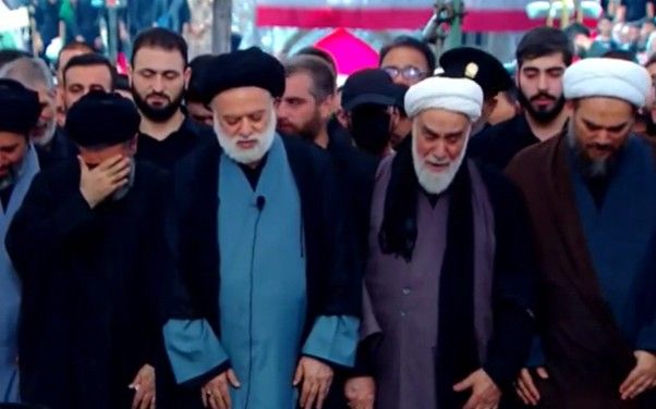 موقع إخباري: الشخص الملثم في مراسم دفن خامنئي حفيده وليس مجتبى خامنئي