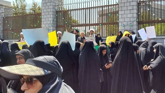 تجمع حامیان حجاب اجباری مقابل مجلس با شعار «حق نداری عقبنشینی کنی»