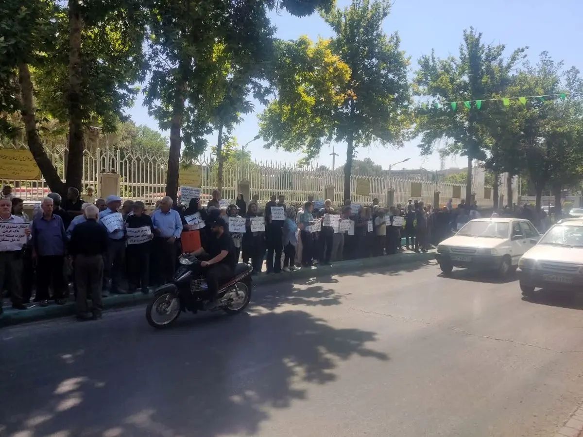 بازنشستگان در چند شهر ایران برای پیگیری مطالبات معیشتی راهپیمایی و تجمع کردند