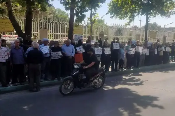 بازنشستگان در چند شهر ایران برای پیگیری مطالبات معیشتی راهپیمایی و تجمع کردند