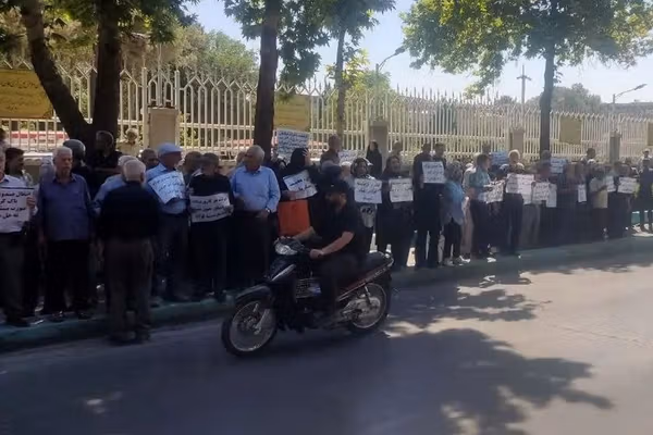 بازنشستگان در چند شهر ایران برای پیگیری مطالبات معیشتی راهپیمایی و تجمع کردند