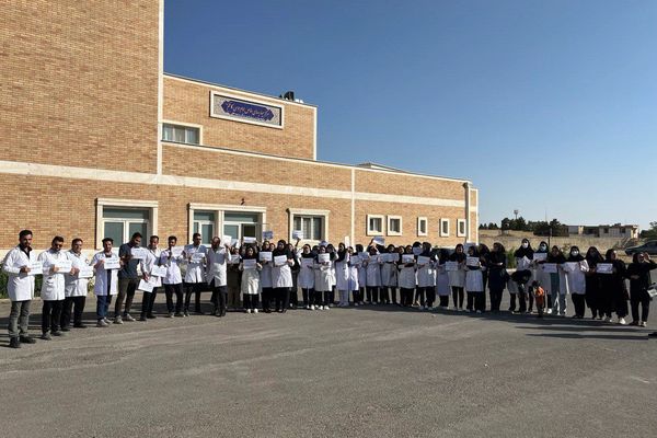 المعلمون والطلاب يدعمون إضراب الممرضين في إيران ويطالبون فئات المجتمع بالانضمام للاحتجاجات