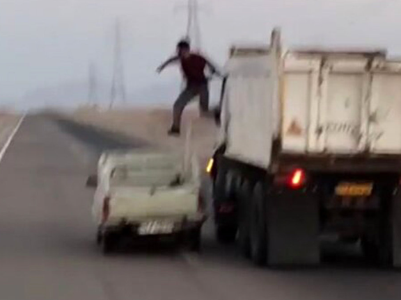 نایب رییس کانون صنفی کامیونداران: دزدی بار از کامیونهای در حال حرکت بسیار زیاد شده