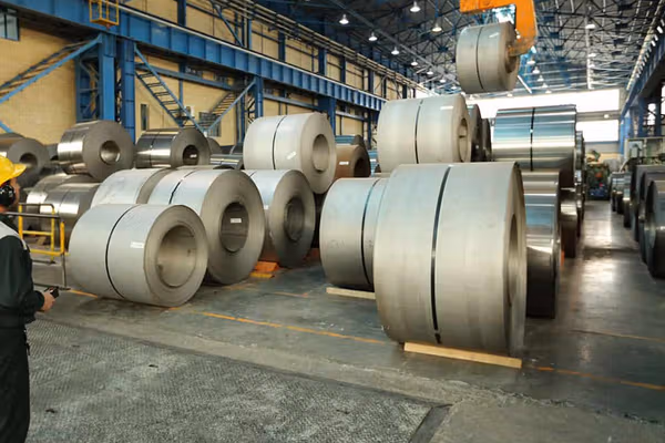 در پی آسیب به صنعت فولاد در جنگ؛ صادرات اسلب و ورقهای فولادی تا ۹ خرداد ممنوع شده است