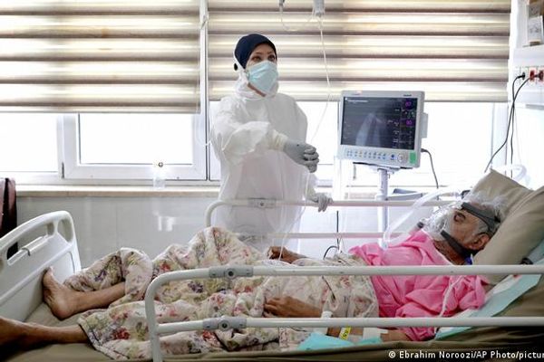 كورونا في إيران: الوفيات تتجاوز 128 ألف حالة.. والتطعيم إلزامي بداية من 22 نوفمبر الحالي
