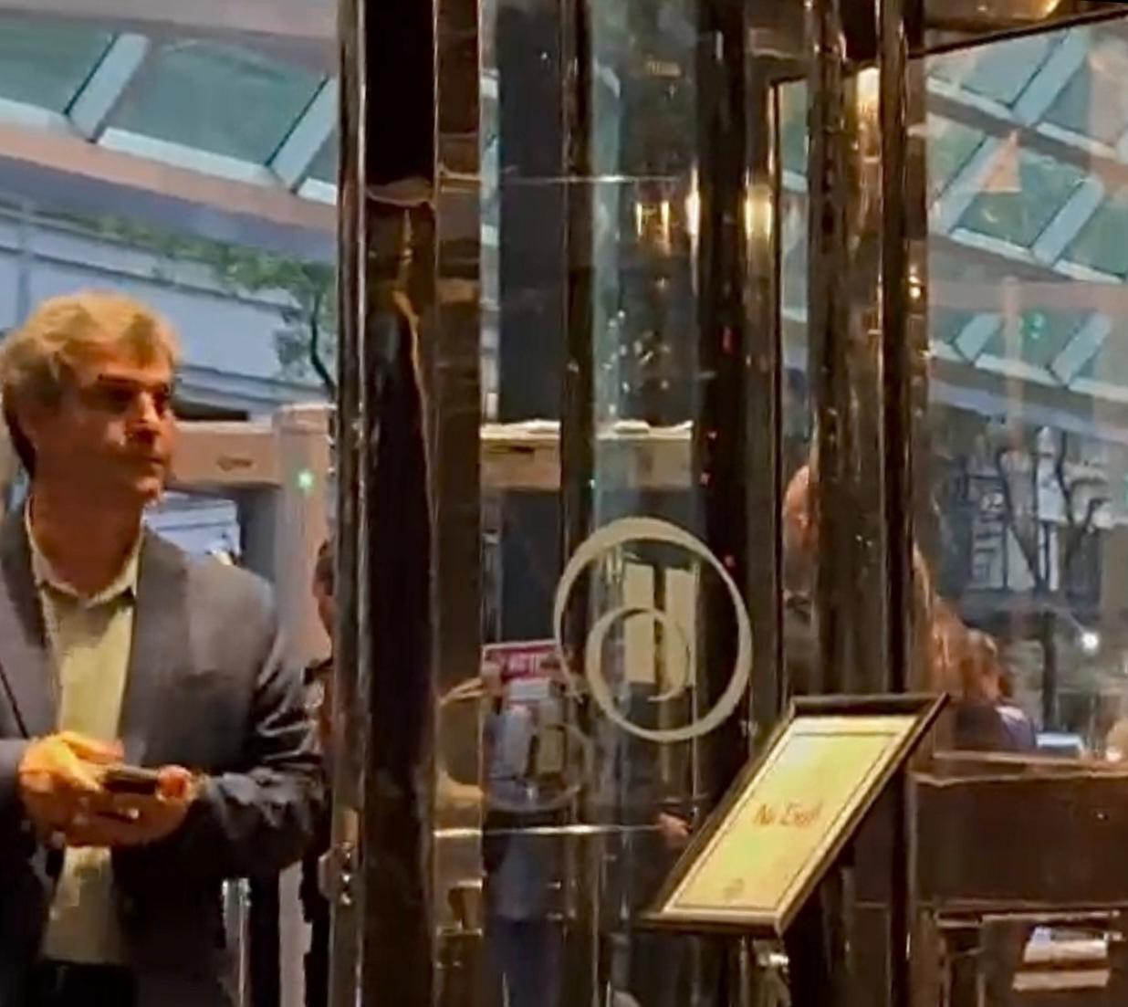 مهمانان ضیافت شام پزشکیان در نیویورک، هنگام ورود به هتل صورت خود را پوشاندند