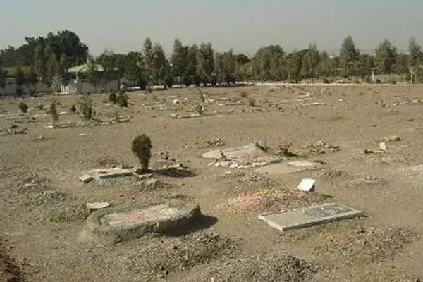 الشرطة الإيرانية تمنع أسر السياسيين المعدومين في الثمانينيات من زيارة مقابر ذويهم