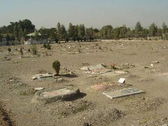 الشرطة الإيرانية تمنع أسر السياسيين المعدومين في الثمانينيات من زيارة مقابر ذويهم