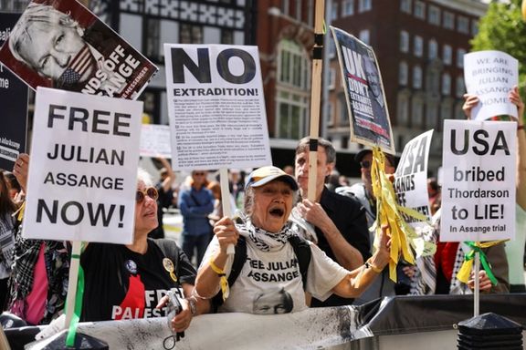 تجمع حامیان جولیان آسانژ، بنیانگذار ویکیلیکس، در نزدیکی دادگاه عالی لندن، ۳۱ اردیبهشت