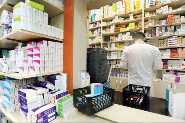 أزمة الدواء في إيران.. شح في الصيدليات ووفرة بالسوق السوداء