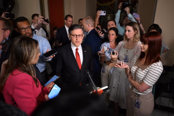 مایک جانسون، رییس مجلس نمایندگان ایالات متحده، در محاصره خبرنگاران، ۱۱ تیر