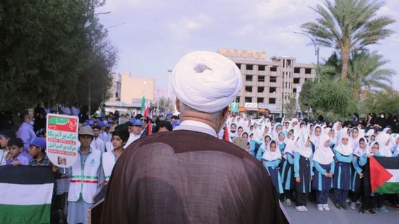 صحيفة خامنئي تدعو لإزالة الحدود بين إيران وسوريا في المناهج الدراسية