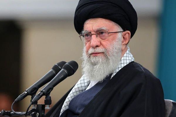 خامنهای: کشور در حال حرکت و فضا فضای روشنی است،دشمن چشم دیدنش را ندارد