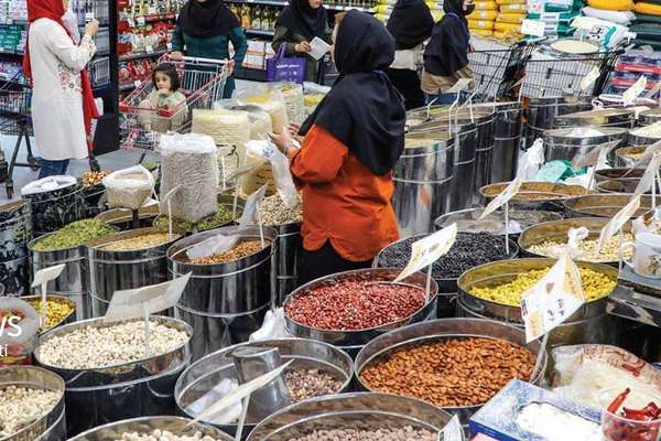 مقام وزارت بهداشت: دسترسی بسیاری از خانوارها به مواد غذایی سخت شده است