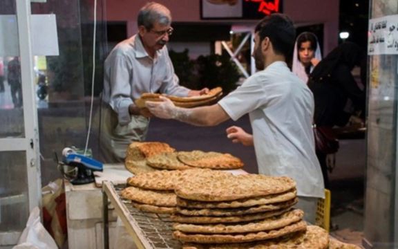 نماینده نیشابور: دولت میگوید با هوش مصنوعی رفتار خریداران نان را رصد میکند