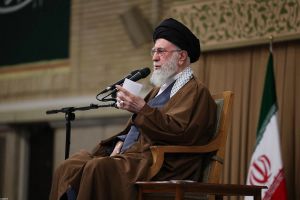خامنهای: مادامی که آمریکا در منطقه پایگاه دارد و حامی اسرائیل است، همکاری ممکن نیست