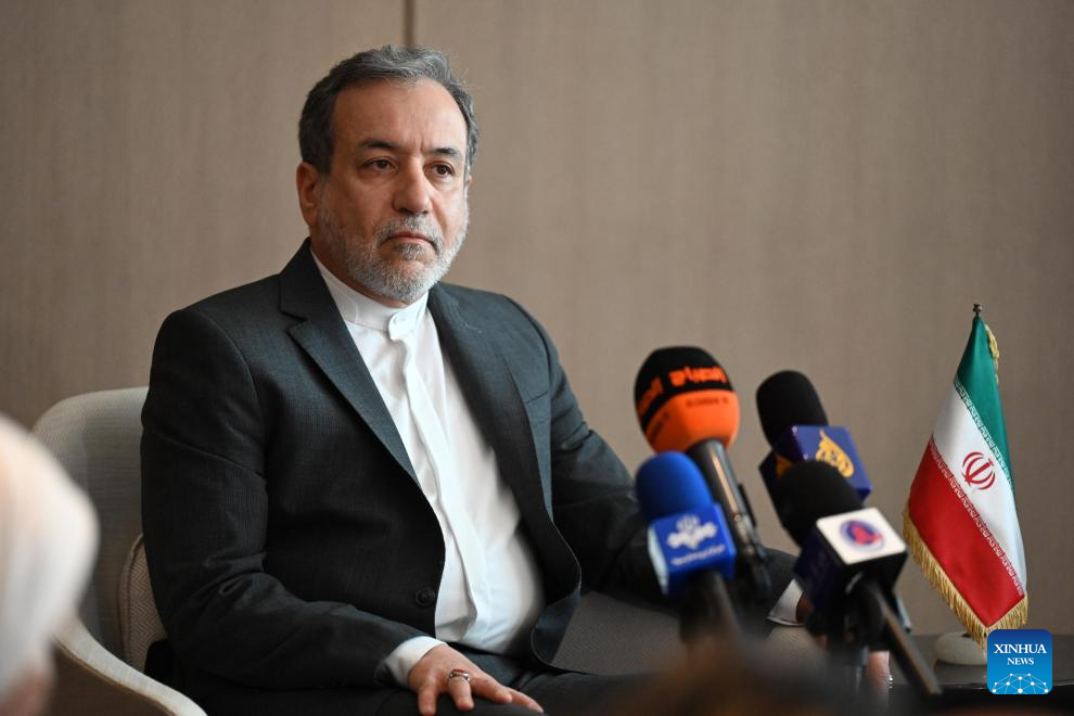 عراقجي يحذر غروسي من اتخاذ "إجراءات غير بنّاءة" ضد إيران في مجلس المحافظين 