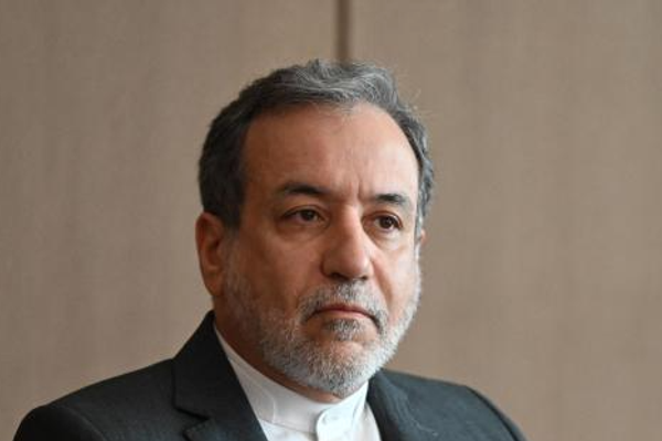 عراقجي يحذر غروسي من اتخاذ "إجراءات غير بنّاءة" ضد إيران في مجلس المحافظين