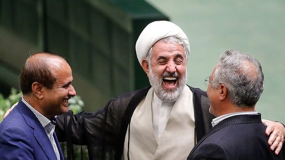 با مصوبه مجلس، دستگاههای اجرایی، مکلف به «تبیین و ترویج» اندیشههای خمینی و خامنهای شدند