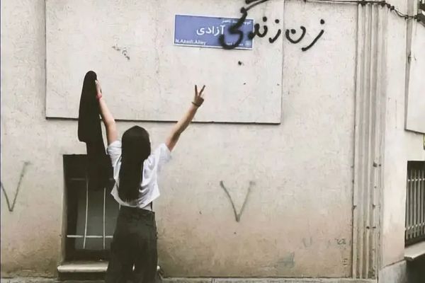 "74 جلدة" بحق ناشطة إيرانية رافضة للحجاب الإجباري