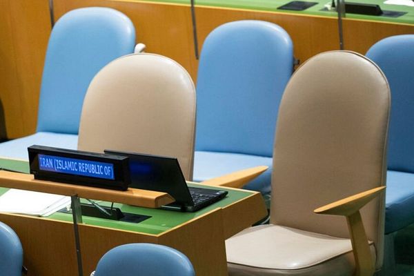 شخصيات سياسية وأكاديمية إيرانية تطالب بتعليق أوراق اعتماد وفد إيران لدى الأمم المتحدة