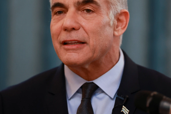 لابيد يصف وقف إطلاق النار بين واشنطن وطهران بـ"الكارثة السياسية"