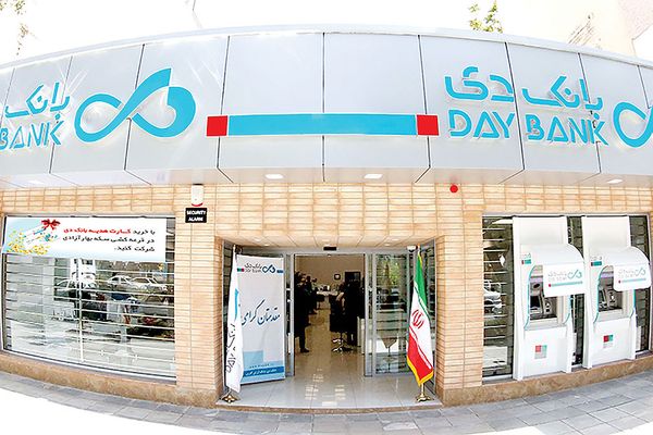 الأسوأ في تاريخ إيران.. "بوليتيكو": اختراق الحسابات المصرفية لعملاء 20 مصرفًا