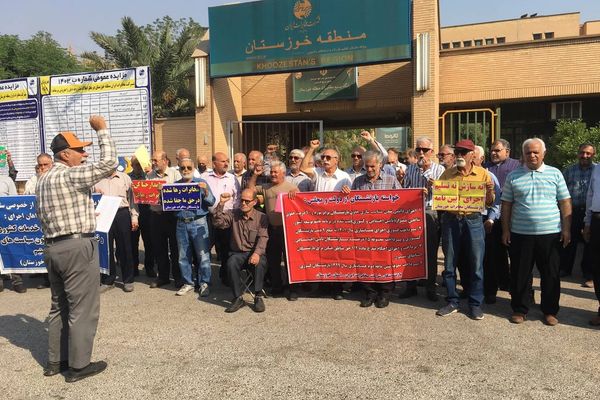 احتجاجات لمتقاعدي الاتصالات في 14 مدينة إيرانية لعدم الاستجابة لمطالبهم وتدخل الحرس الثوري