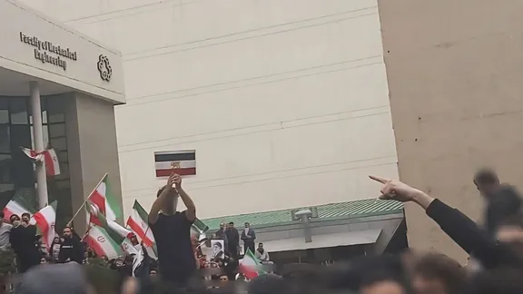 پنجمین روز اعتراضات دانشجویی با شعار «مرگ بر خامنهای» ادامه یافت