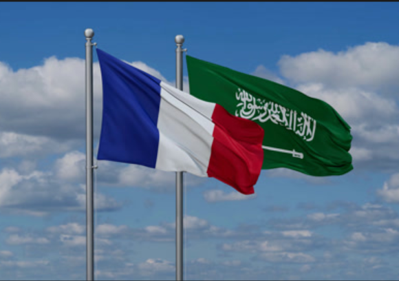 "لوموند": إرسال معدات عسكرية فرنسية إلى السعودية يعكس تحولًا في سياسة ماكرون