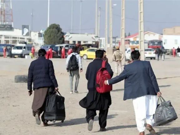 Afghan migrants walking across the border as deportations from Iran intensify