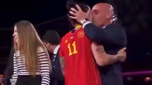 بوسه جنجالی در جام جهانی زنان؛ جنی هرموسو از روبیالس به اتهام تعرض جنسی شکایت کرد