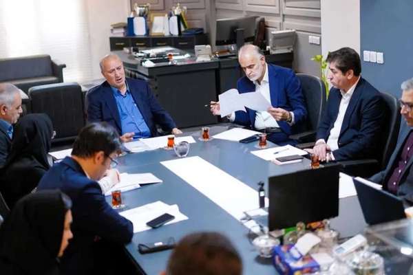 فوتبال ۳۶۰؛ مدیران فدراسیون فوتبال «مرگ بر آمریکا» میگویند و در صف ویزا میایستند