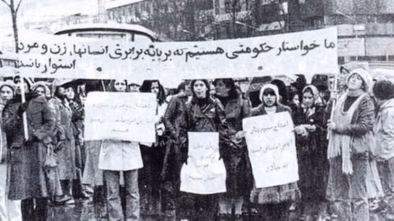 چراغ اول اعتراضهای برابریخواهانه را زنان در نخستین روزهای پس از انقلاب ۵۷ روشن کردند