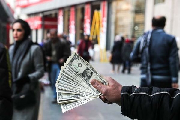 أسعار العملات والذهب في إيران تواصل ارتفاعها في أول أيام الأسبوع