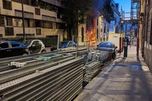 عشية ذكرى الانتفاضة.. هجوم على سفارة إيران في باريس.. واشتعال النيران في بابها الخلفي