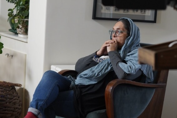 بعد منعها من العمل والسفر.. مخرجة إيرانية تطالب بدفع مصاريف علاجها وإيجار شقتها