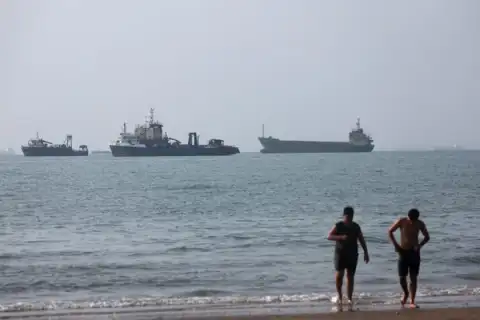 Hormuz traffic persists despite Iranian strikes on tankers