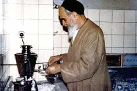 شاگرد خمینی: خمینی گفته بود طلبه نباید در خیابان نوشابه بنوشد