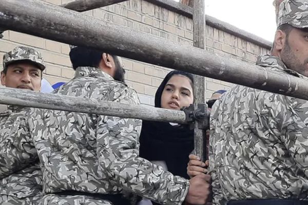 استمرار الانتقادات الواسعة على قمع الإيرانيات أمام ملعب مشهد.. ورياضيون ونشطاء: "أمر مخزٍ"