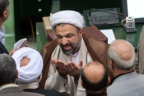 تصاعد صراع المتشددين على السلطة في إيران.. والمواطنون يردون بـ"العزوف عن الانتخابات"