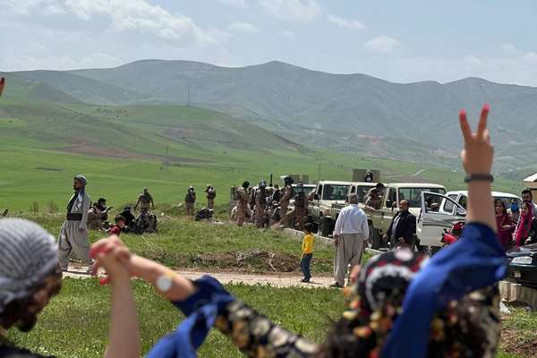 عيد فطر شعبي على قبر مهسا أميني وضحايا الاحتجاجات في كردستان إيران
